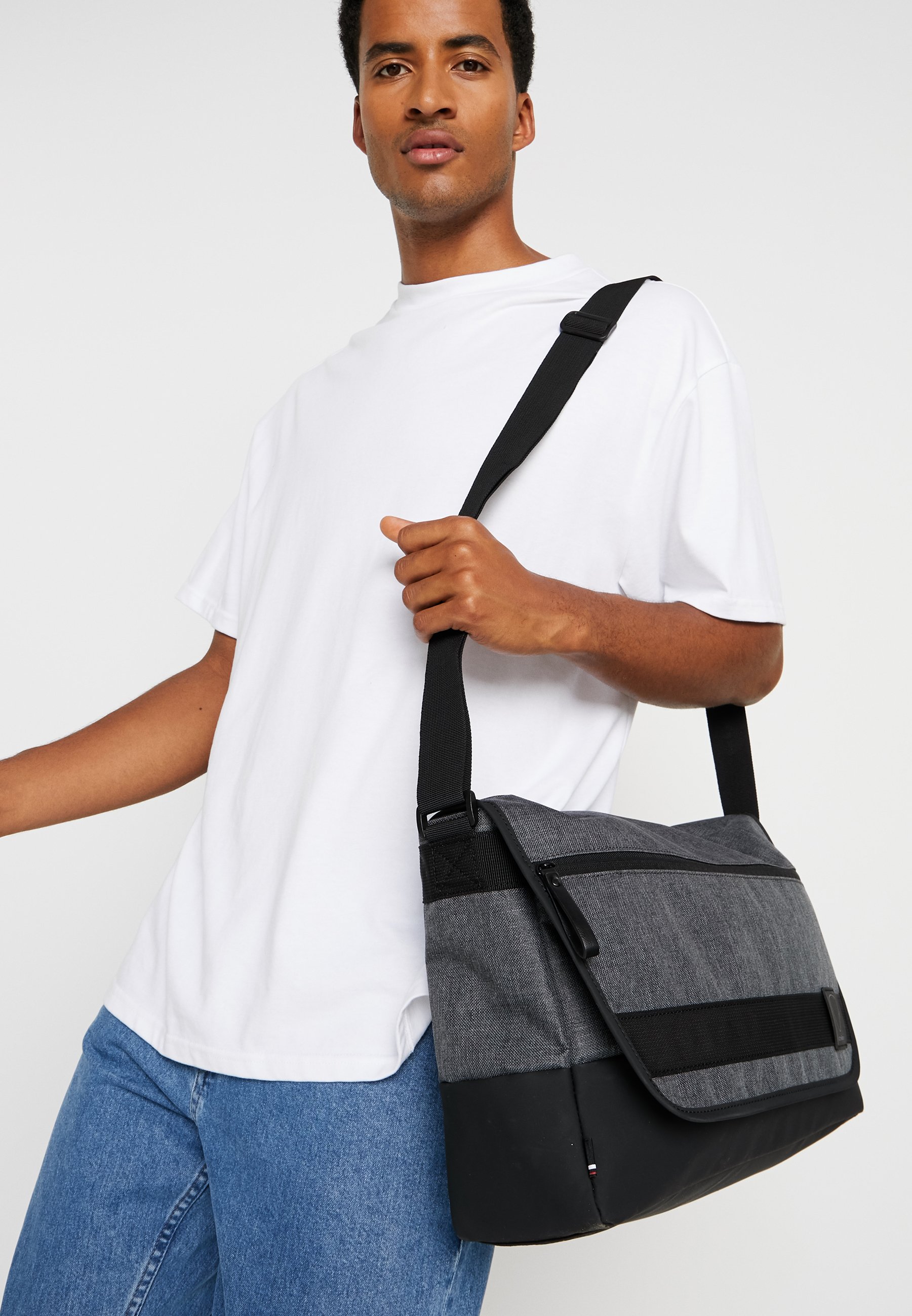 Strellson NORTHWOOD MESSENGER Skulderveske dark grey Strellson NORTHWOOD MESSENGER Skulderveske dark grey