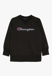 Felpa nera a maniche lunghe con logo "Champion" in bianco e rosso sul petto e un logo più piccolo sul polsino della manica sinistra.