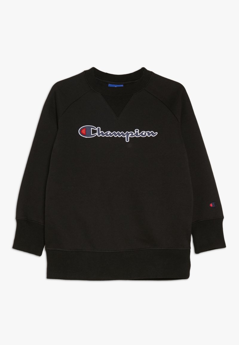 Felpa nera a maniche lunghe con logo "Champion" in bianco e rosso sul petto e un logo più piccolo sul polsino della manica sinistra.