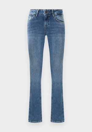 Svetlo modri flared jeans iz denima z petimi žepi, gumbom za zapiranje in rumenimi šivi. Tkanina ima gladko teksturo.