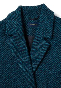 Cappotto in lana con un motivo a zigzag blu scuro e teal, dotato di colletto a revers e un'etichetta con la scritta "PIOMBO". Tessuto testurizzato.