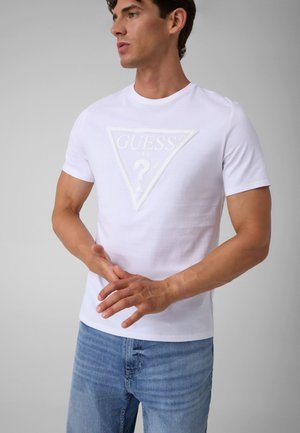 Guess, T-SHIRT MIT GEDRUCKTEM LOGO - T-shirt print - weiß