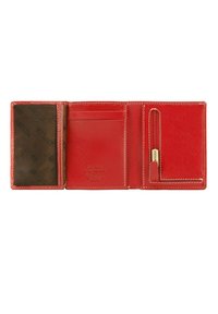 Portafoglio rosso in pelle con una texture liscia, dotato di più fessure per carte, una finestra trasparente per l'ID e una tasca per le monete con chiusura a zip.