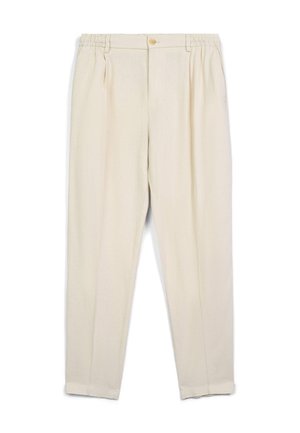Cremefarbene Hose mit elastischem Bund und einem einzelnen Knopfverschluss. Merkmale sind die Falten und die schmal zulaufenden Beine mit einer glatten Textur.