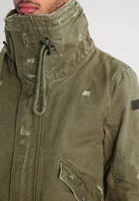 Tigha Parkas - olive