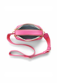 Roze leren schoudertas met een dubbele ritssluiting, gladde textuur, verstelbare schouderband en gouden hardware. Het interieur heeft een lichte voering.