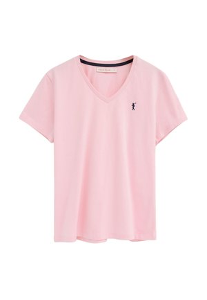 Jasnoróżowa, krótka koszulka z dekoltem w serek, z małym czarnym logo gracza polo na lewej piersi, z napisem "Polo Club" wewnątrz kołnierzyka.