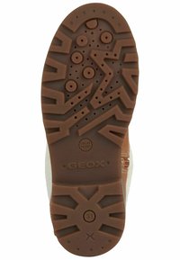 Semelle extérieure en caoutchouc brun avec un motif texturé, présentant des rainures et des perforations pour la respirabilité. Comprend le logo GEox et le marquage de brevet italien.