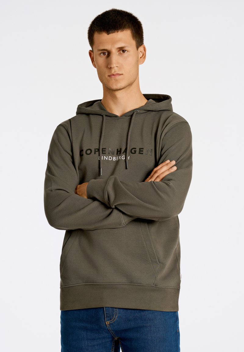 Felpa con cappuccio di colore verde scuro con una finitura testurizzata, dotata di un logo frontale che reca la scritta "COPENHAGEN LINDBERGH" e tasche laterali.