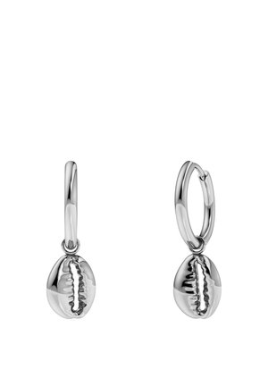 Sølvcreoler, hver med en glat cowrieskal-hængende charm, poleret og reflekterende mod en hvid baggrund.