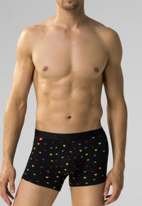 Czarne boxerki z kolorowym, pikselowym wzorem składającym się z różnych małych kształtów. Materiał jest gładki, z czarnym elastycznym pasem.