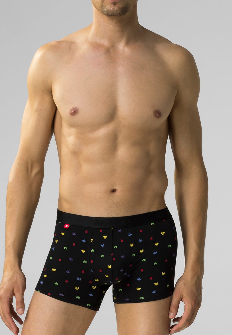 Czarne boxerki z kolorowym, pikselowym wzorem składającym się z różnych małych kształtów. Materiał jest gładki, z czarnym elastycznym pasem.