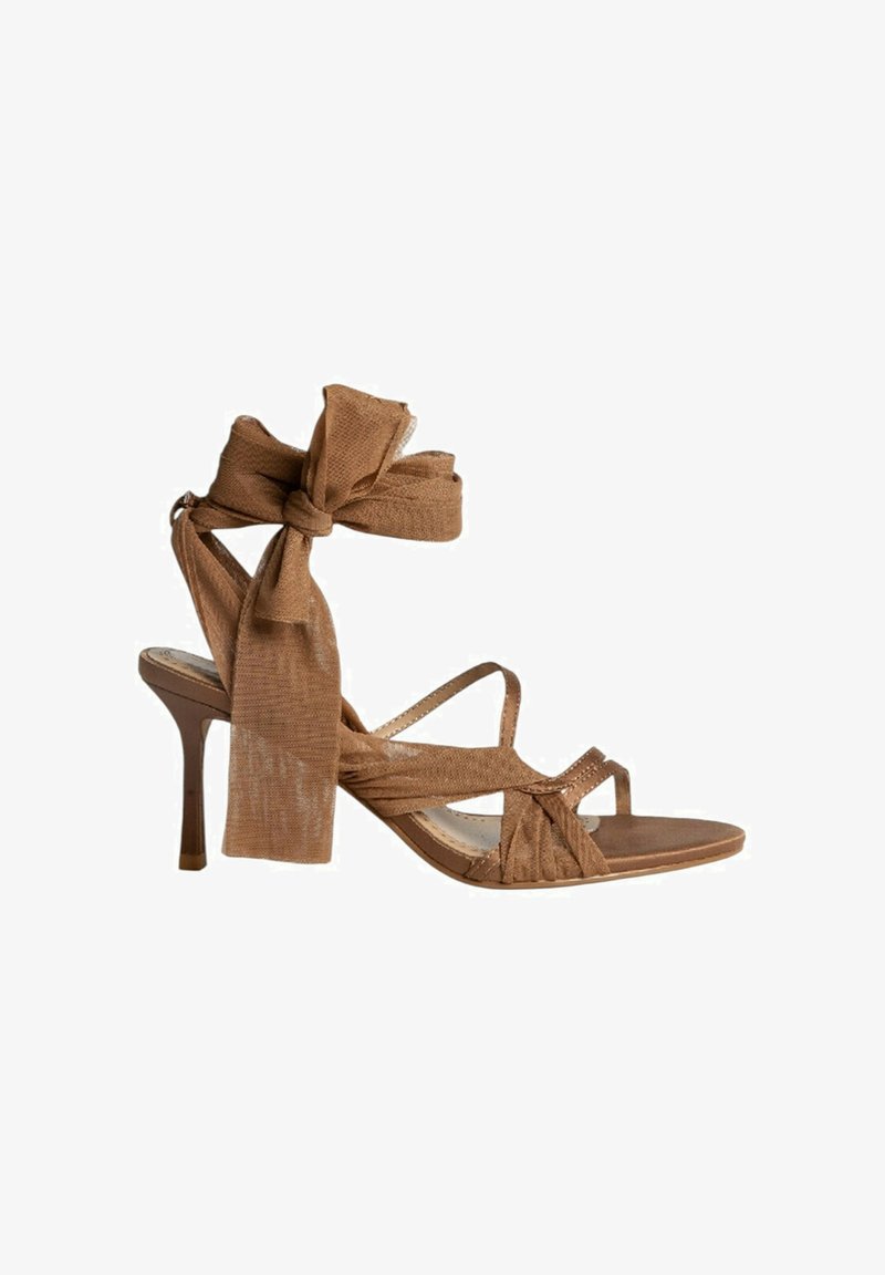 Sandalia de tacón alto marrón con un acento de lazo de tela texturizada, tiras entrelazadas y un tacón delgado y afilado. Planta suave con punta abierta.