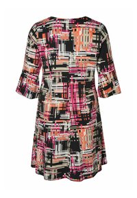 Vestido de manga corta con un patrón geométrico en negro, rosa, naranja y beige. Diseño acampanado con una textura suave y escote redondeado.