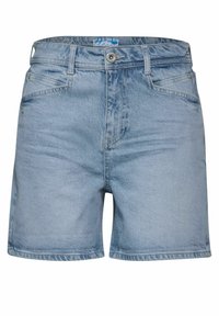 Pantalones cortos de mezclilla azul claro con un corte regular, diseño de cinco bolsillos y un ligero desvanecimiento. Cuenta con un cierre de botón y cremallera, además de pasadores para cinturón.