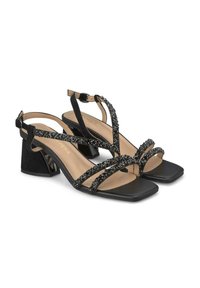 Sandalias negras de tacón con punta cuadrada, correa ajustable en el tobillo y múltiples tiras brillantes adornadas con rhinestones negros.