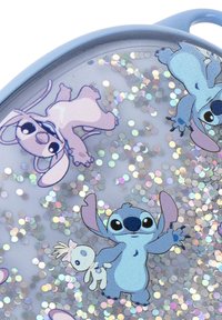 Étui rond et moelleux de couleur bleu clair avec des paillettes holographiques. Illustrations de deux personnages de dessin animé, l'un tenant un jouet.