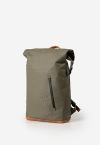 Zaino a roll-top verde oliva, con fondo in pelle marrone. Dotato di tasca anteriore con cerniera e spallacci regolabili. Texture liscia.