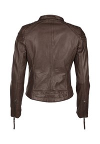 Braune Lederjacke mit passgenauer Silhouette, gesteppten Schulterakzenten und Reißverschlussärmeln. Der Rücken hat eine klare, minimalistische Silhouette.