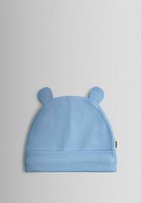 Svetlomodrá rebrovaná čiapka s dvoma malými zaoblenými uškami na vrchu, so zloženým lemom a malou značkovou štítkom na boku.