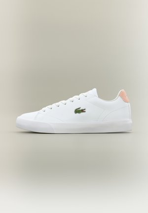 Hvide snørebåndssneakers med glat læderoverflade, tekstureret tåhætte og grønne broderede logo; har en lyserød detalje på hælen.