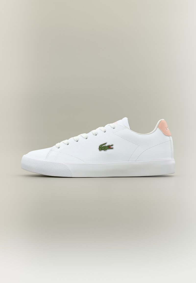 Λευκά παπούτσια με κορδόνια από λείο δέρμα, με υφή στην άκρη και πράσινο κεντημένο λογότυπο; διαθέτουν ροζ λεπτομέρεια στη φτέρνα.