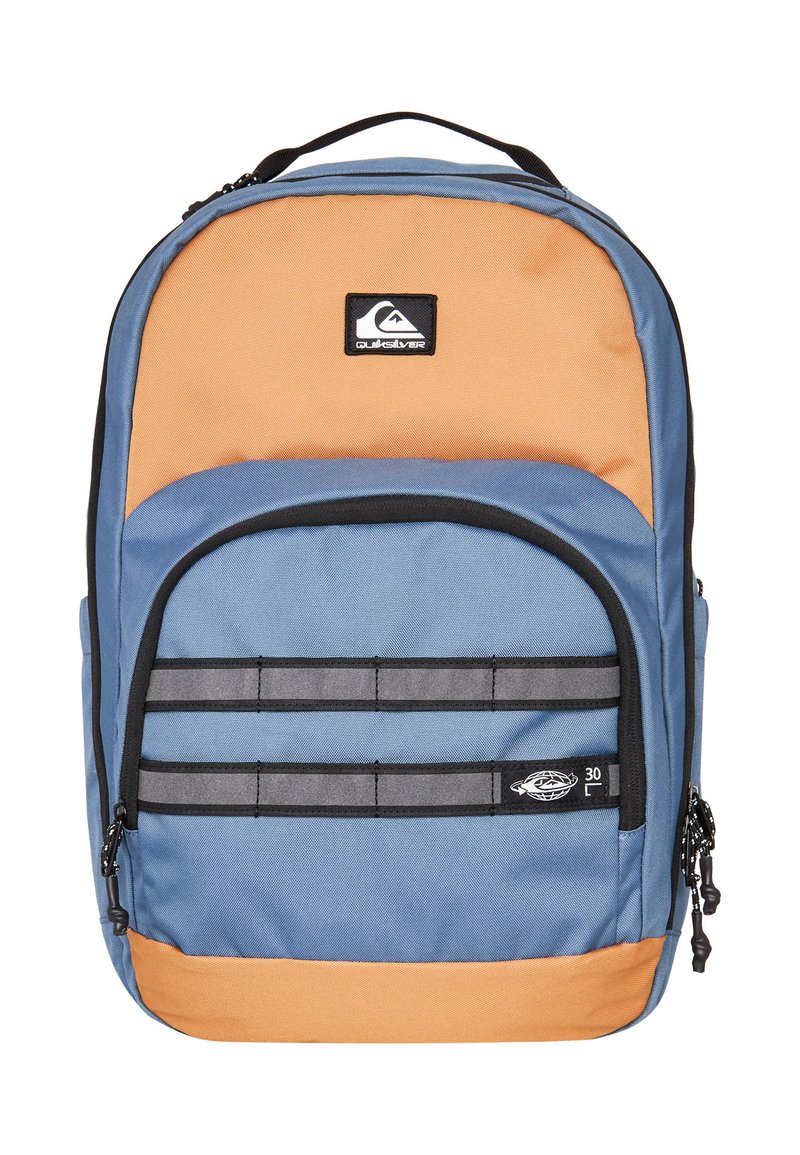 Mochila Quiksilver en tonos azul y naranja, con un bolsillo frontal con cremallera, tiradores de cremallera negros y el logo de la marca en el centro superior.