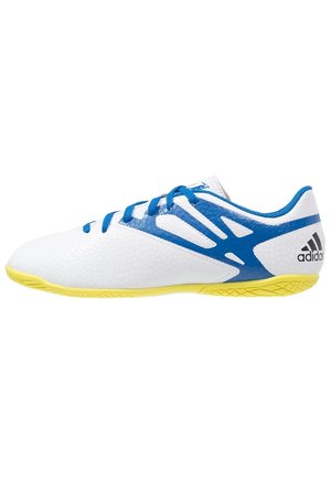 Baskets de sport blanches avec une tige texturée, des accents bleus et une semelle jaune. Présente un design épuré et un système de laçage traditionnel.
