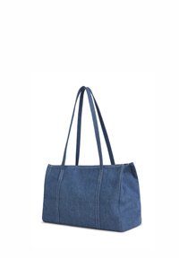 Borsa a tracolla in denim con due manici lunghi, forma rettangolare, color blu scuro, dettagli di cucitura visibili e un ampio interno.