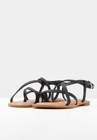 Call it Spring Sandaler m/ tåsplit - black