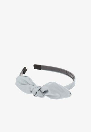 Weiches graues Stoffstirnband mit einem geknoteten Schleifendetail. Das Band ist glatt mit einer strukturierten Unterseite und flexiblen Enden für einen bequemen Tragekomfort.