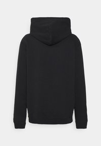 Sudadera negra con capucha, de textura suave, con bolsillo tipo canguro, puños y dobladillo acanalados, que presenta un corte relajado y un diseño sencillo.