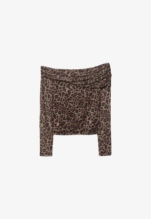 Leopardprint top i blødt stof, med draperet halsudskæring, lange ærmer, tætsiddende pasform, i nuancer af brunt og sort mønster.
