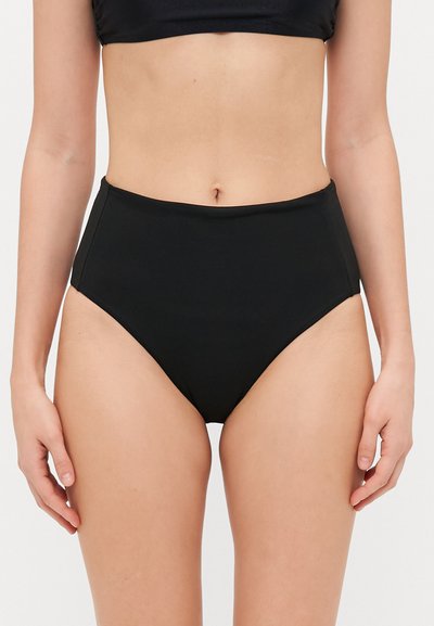 Magas derekú fekete bikini alsó, sima anyagból készült, minimalista dizájnnal, tiszta vonalakkal és látható minták vagy díszítések nélkül.