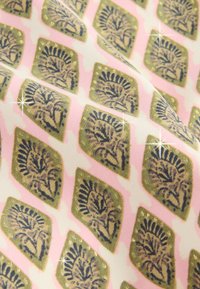 Patroonkatoen met diamanten vormen in goud en blauw met bloemmotieven op een roze achtergrond, met subtiele glinsterende accenten.