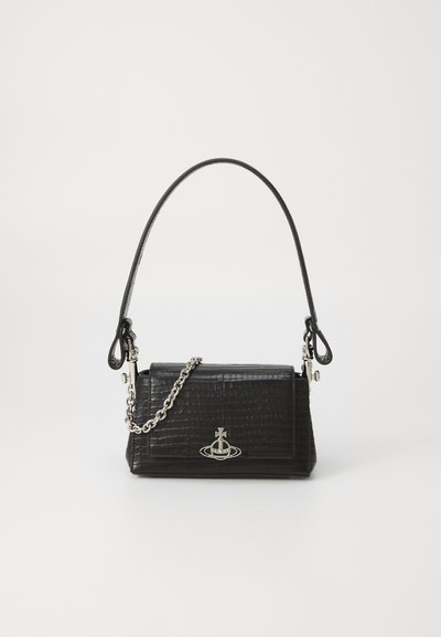 Sac à main noir à motif crocodile avec une courte poignée et une bandoulière en chaîne argentée détachable. Présente un accent de logo argenté sur le devant.