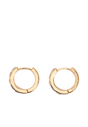 Pendientes pequeños de aro en tono dorado con piedras claras incrustadas a lo largo de los bordes exteriores, cierre sencillo de clip y grabado sutil de la marca en el interior.