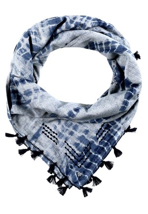 Szary i niebieski trójkątny szal w wzory z czarnymi frędzlami na brzegach oraz małymi haftowanymi motywami w kształcie wzoru szewron.