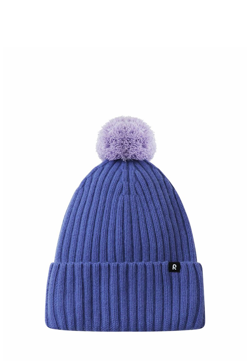 Beanie in magenta a maglia con una texture a coste, dotato di un soffice pom-pom lavanda in cima e di un piccolo etichetta nera sul lato.