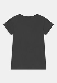 Černé bavlněné tričko, krátké rukávy, kulatý výstřih, jednoduchý design, měkká textura, standardní střih, žádné viditelné logo ani vzory na zadní straně.