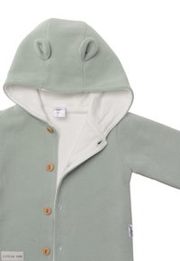 Hellgrüner, gerippter Einteiler mit einer weißen, fleecegefütterten Kapuze, die mit Teddybärenohren verziert ist. Er hat Holzknöpfe und ein aufgenähtes Etikett auf der linken Seite.