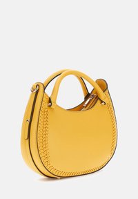 Borsa in pelle gialla con forma arrotondata, caratterizzata da cuciture intricate lungo i lati, manici doppi e apertura con zip.