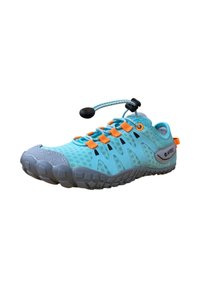 Zapato de exterior azul claro con suela de goma gris, acentos naranjas y parte superior de malla. Cuenta con sistema de cordones de rápida colocación y patrón texturizado para mayor agarre.