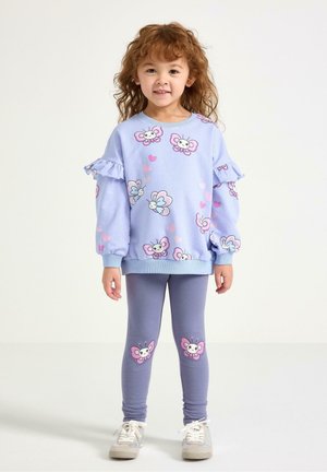 Ljusblå sweatshirt med volangärmar, dekorerad med rosa fjärilar och hjärtan, kombinerad med grå leggings med fjärilsgrafik.