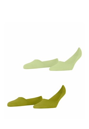 Groene instappers, met een strak ontwerp en een gladdere textuur. Twee paar tentoongesteld: een lichtgroene en een donkerder groene.