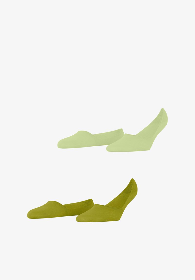 Groene instappers, met een strak ontwerp en een gladdere textuur. Twee paar tentoongesteld: een lichtgroene en een donkerder groene.