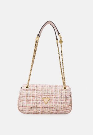 Kleine rechteckige rosa-beige Tweed-Handtasche mit goldenem Kettenriemen und Guess-Logo-Plakette auf der Vorderklappe.