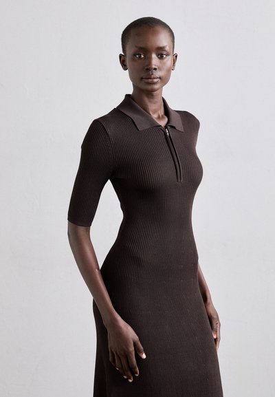 STAUD ROLAND DRESS - Abito in maglia - dark brown