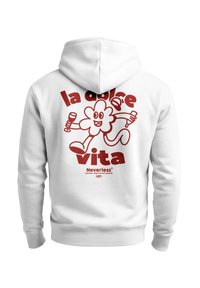 Wei�ßer Hoodie mit roter Grafik eines lächelnden Flowers, der ein Weinglas und ein Mikrofon hält, Text "la dolce vita" und "Nevertheless" darunter.