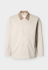 Μπεζ ελαφρύ μπουφάν με γιακά από ταμπά κορντόρι, εμπρόσθια κουμπιά με κούμπωμα και μακριά μανίκια σε λευκό φόντο.